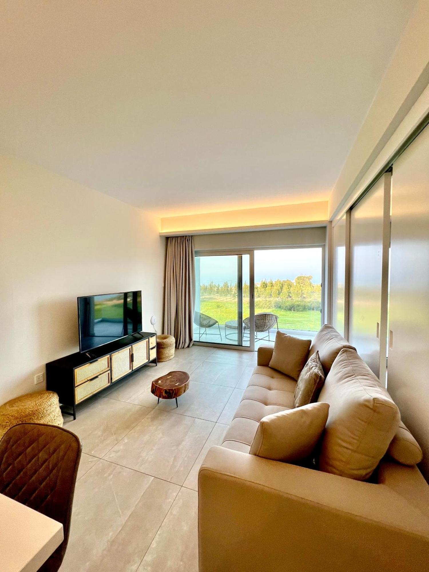 Emerald Suites โปรทาราส ภายนอก รูปภาพ