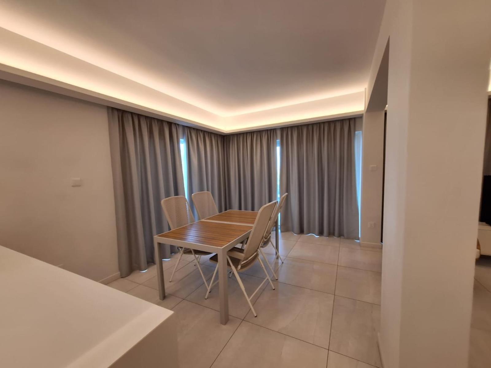 Emerald Suites โปรทาราส ภายนอก รูปภาพ