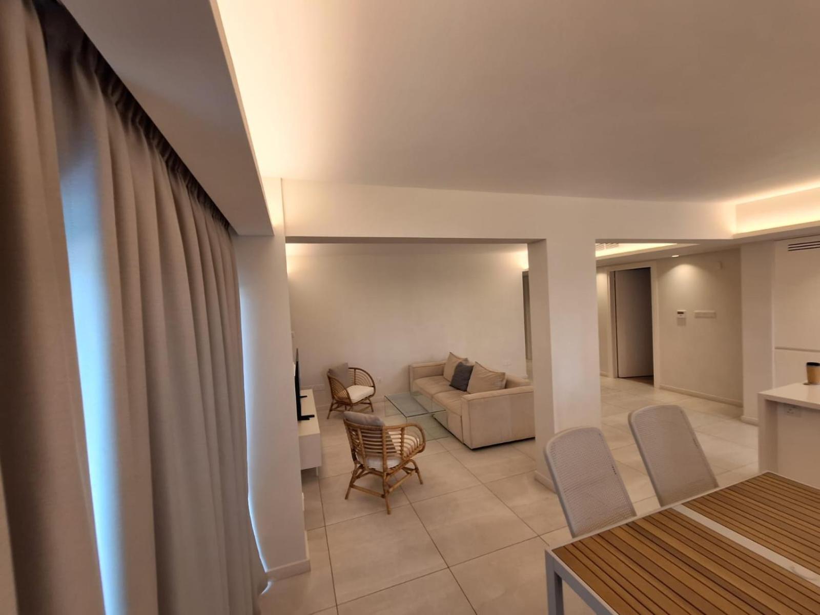 Emerald Suites โปรทาราส ภายนอก รูปภาพ